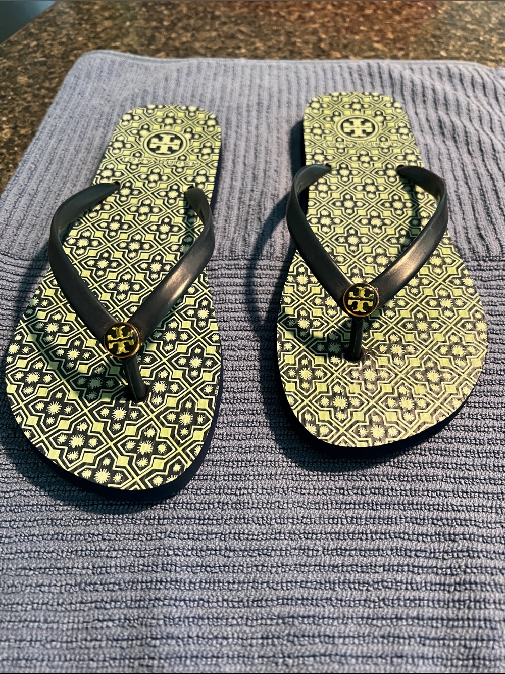 LIKE NEW(wore once) TORY BURCH FLIP FLOPS💗